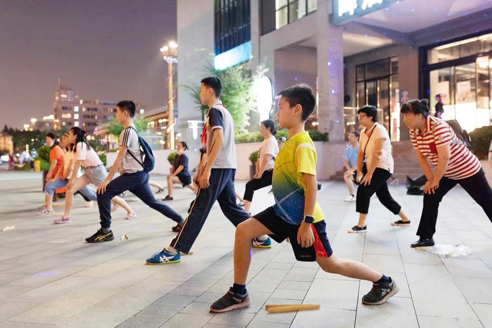 学生“捡跑”运动跑出环保新时尚